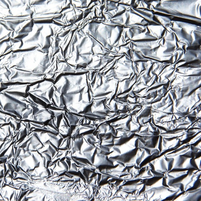 Lámina de aluminio: ejemplo de la maleabilidad de los metales
