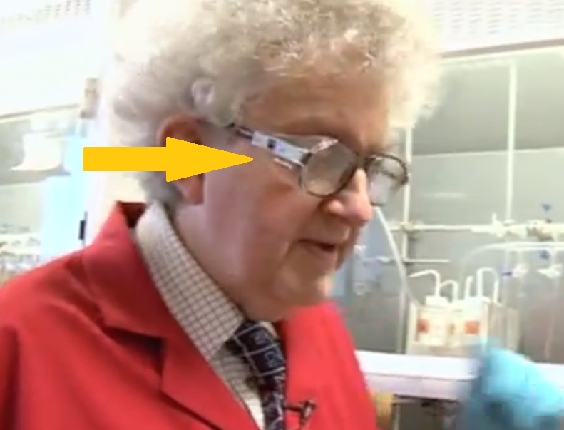 Profesor de química con gafas de laboratorio adaptadas