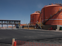 Grandes tanques de ácido sulfúrico en una instalación industrial en Chile