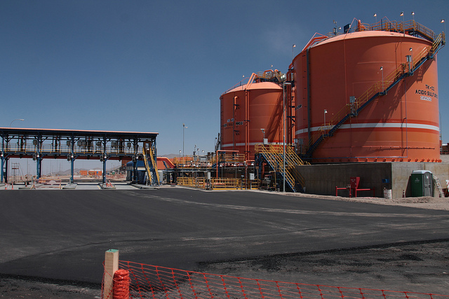 Grandes tanques de ácido sulfúrico en una instalación industrial en Chile