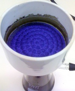 Precipitado azul en un embudo buchner