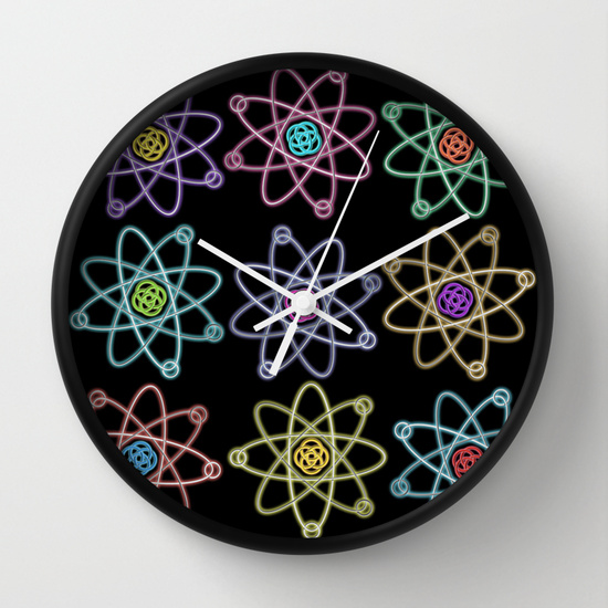 Reloj de pared con átomos pop