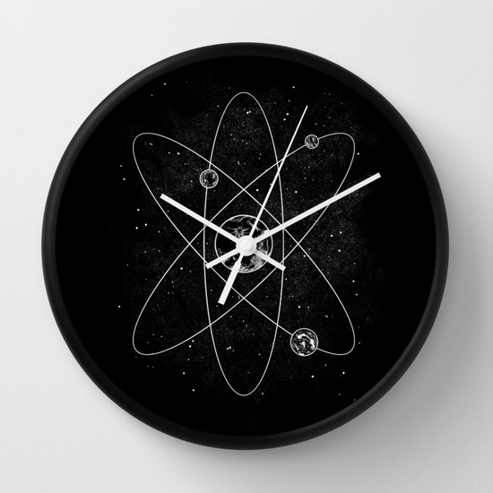 Reloj de pared blanco y negro con átomo