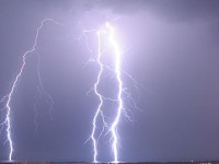 Rayo tormenta del cielo a la Tierra