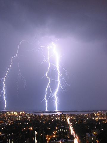 Rayo tormenta del cielo a la Tierra