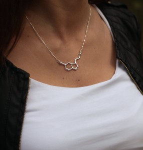 Colgante de serotonina puesto