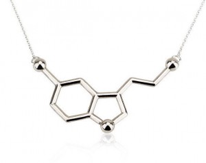 Collar con la molécula de serotonina